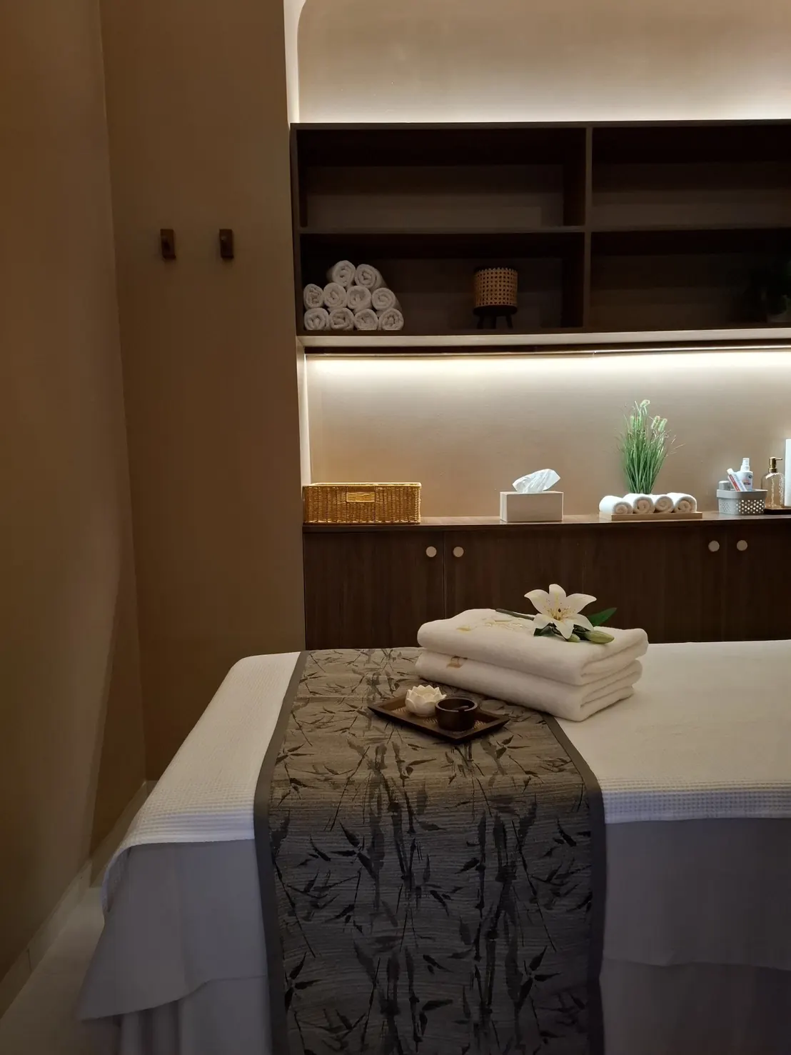 Behandlungsraum mit Massageliege